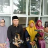 Masnuah bertemu KH Maman Imanulhaq, anggota DPR RI Komisi VIII di kediamannya. Agar bisa berangkat, pedagang sayur keliling ini harus menambah biaya tambahan senilai Rp9,4 juta