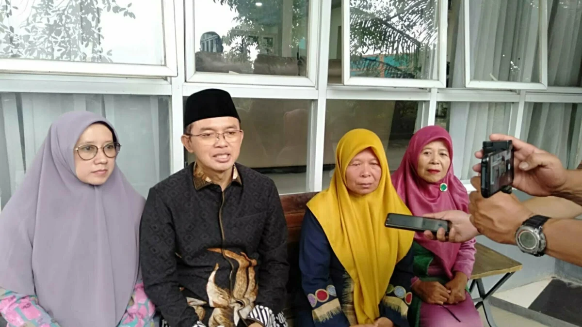 Masnuah bertemu KH Maman Imanulhaq, anggota DPR RI Komisi VIII di kediamannya. Agar bisa berangkat, pedagang sayur keliling ini harus menambah biaya tambahan senilai Rp9,4 juta