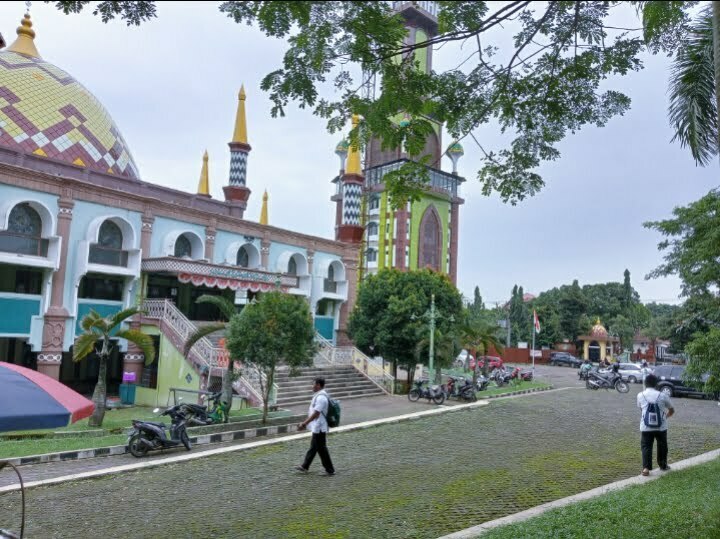 LOKASI PARKIR. Masjid Agung salah satu lokasi parkir acara puncak Harlah NU bersholawat bersama habib syekh. --FOTO: SAMSUL HUDA/RADAR CIREBON