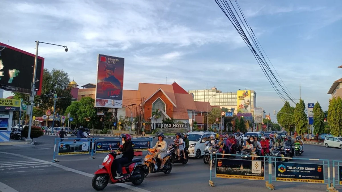 Suasana aktivitas masyarakat di Kota Cirebon sangat bergeliat. Capaian investasi tahun 2022 juga mencapai target. --FOTO: ANDI AZIS MUHTAROM/RADAR CIREBON