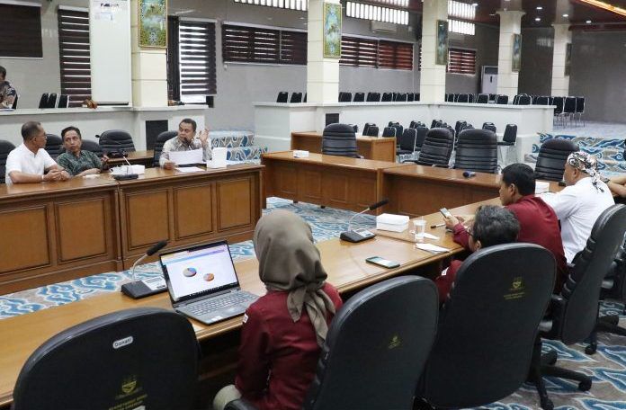 Komisi II DPRD Kota Cirebon audiensi dengan PPN Kejawanan, membahas retribusi sektor perikanan sepanjang tahun 2022. --FOTO: ANDI AZIS MUHTAROM/RADAR CIREBON