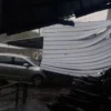 Atap parkir motor gedung DPRD Kota Cirebon ambruk.