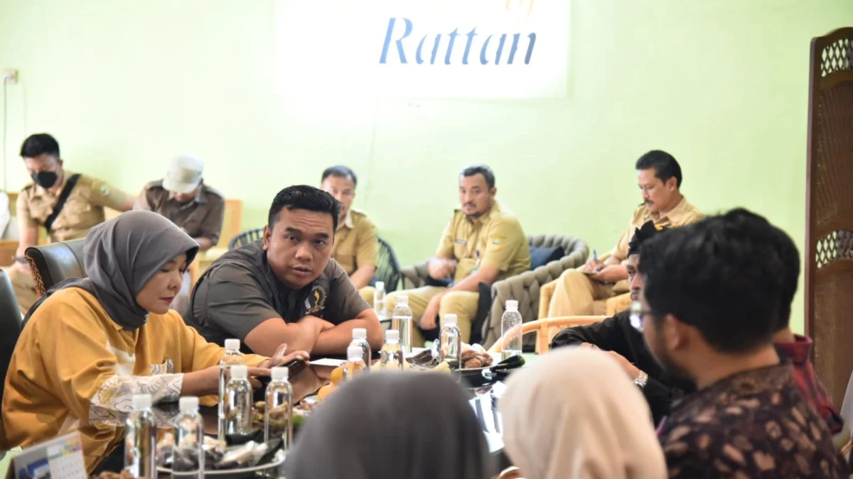 Anggota Komisi II DPRD Provinsi Jawa Barat Bambang Mujiarto ST menyebut, peran aktif pemerintah dalam pengembangan industri rotan di Kabupaten Cirebon mutlak diperlukan. --FOTO: ANDRI WIGUNA/RADAR CIREBON