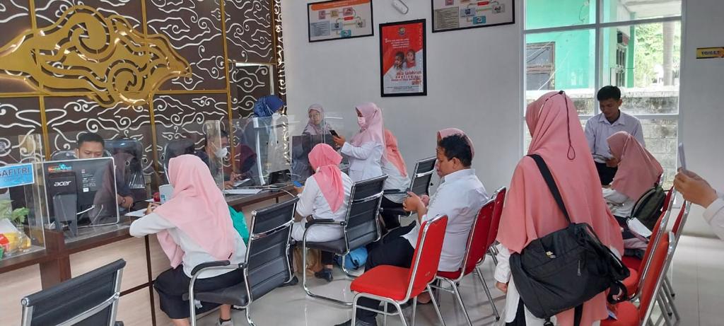 PELAYANAN Disdukcapil Kota Cirebon memberikan pelayanan IKD kepada ASN di lingkungan Pemerintah Kota (Pemkot) Cirebon. --FOTO: abdullah/radar cirebon