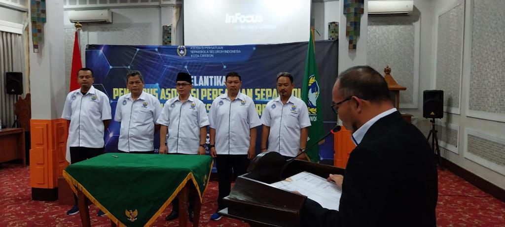 DILANTIK: HZM resmi dilantik sebagai ketua Asosiasi PSSI Kota Cirebon oleh Asprov PSSI Jabar, disaksikan langsung Wakil Walikota Cirebon Eti Herawati, Senin (20/2/2023). --FOTO: abdullah/radar cirebon