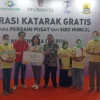 BAKSOS: RS Permata Cirebon menggelar bakti sosial operasi katarak gratis, bekerjasama dengan Perdami Pusat dan PT Sido Muncul di RS setempat, Sabtu-Minggu (4-5/2/2023). --FOTO: ADE GUSTIANA/RADAR CIREBON