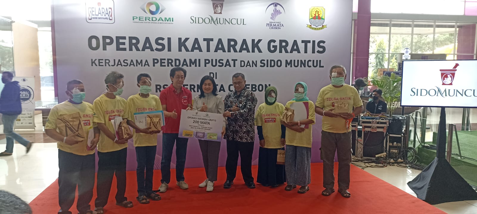 BAKSOS: RS Permata Cirebon menggelar bakti sosial operasi katarak gratis, bekerjasama dengan Perdami Pusat dan PT Sido Muncul di RS setempat, Sabtu-Minggu (4-5/2/2023). --FOTO: ADE GUSTIANA/RADAR CIREBON