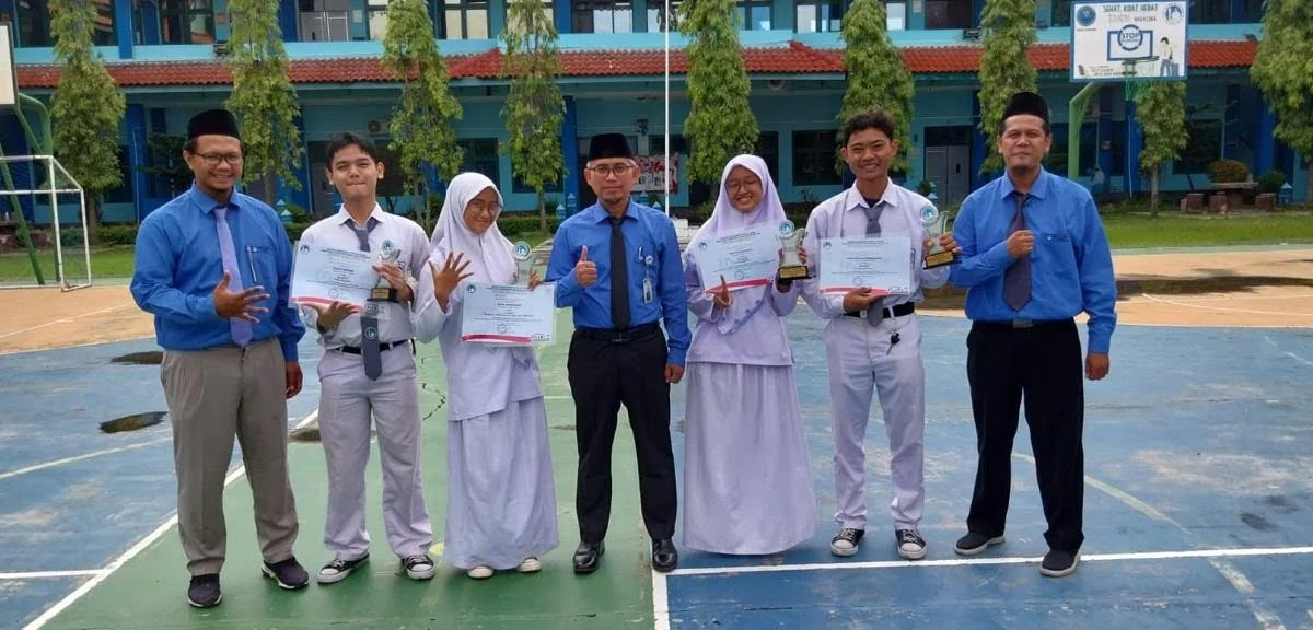 MENTAL JUARA: Empat siswa-siswi SMA Islam Al Azhar 5 Cirebon berhasil meraih juara di ajang Felka, tanggal 10 Februari 2023. --FOTO: abdullah/radar cirebon