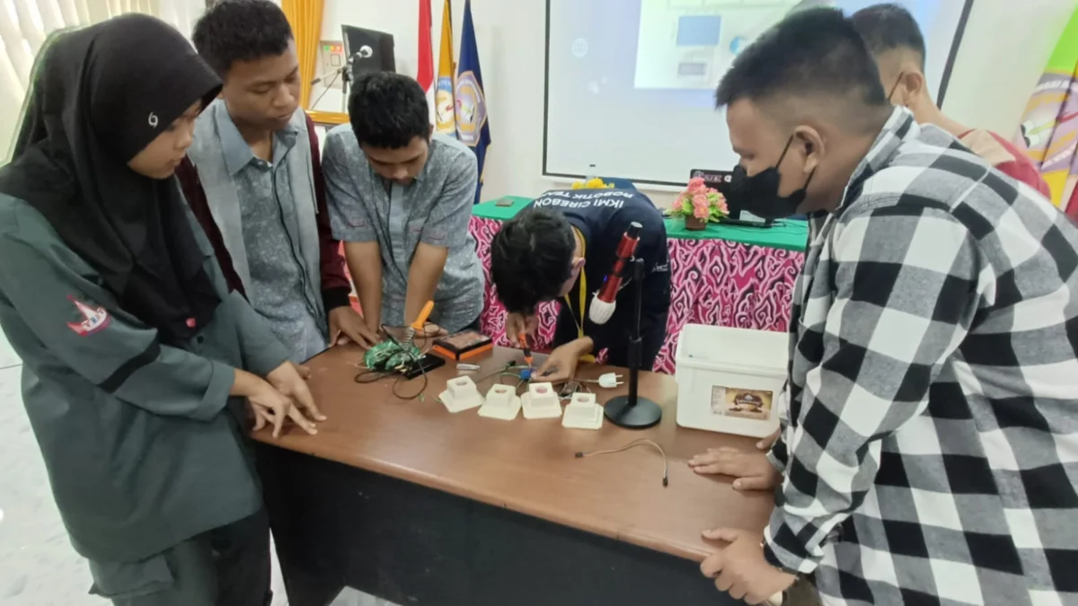MELEK TEKNOLOGI: UKM ICRT/Robotik STMIK IKMI Cirebon menggelar worksop pelatihan Web Developer dan IoT Enginering kepada pelajar SMA/SMK sederajat dari wilayah Ciayumajakuning, Sabtu (25/2/2023). --FOTO: KHOIRUL ANWARUDIN/RADAR CIREBON