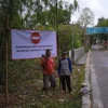 Akses jalan menuju Pesantren Raudlatul Mubtadiin di Dusun Rimbo Desa Leuwikujang Kecamatan Leuwimunding Kabupaten Majalengka terancam putus akibat abrasi Sungai Ciwaringin