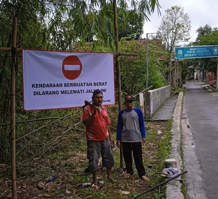 Akses jalan menuju Pesantren Raudlatul Mubtadiin di Dusun Rimbo Desa Leuwikujang Kecamatan Leuwimunding Kabupaten Majalengka terancam putus akibat abrasi Sungai Ciwaringin