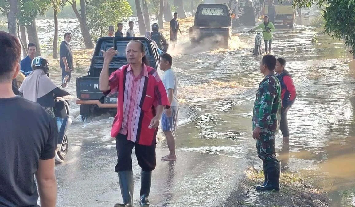 Ruas jalan Ligung-Bantarwaru, tepatnya di Blok Cikamangi, Desa Leuweunghapit, Kecamatan Ligung, Kabupaten Majalengka Kembali banjir