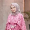 baju pink cocok dengan jilbab warna apa ?