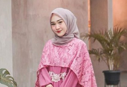 baju pink cocok dengan jilbab warna apa ?