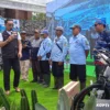 Hari Air Dunia Ke 31, Ridwan Kamil Sawer Sepeda untuk Petugas Pintu Air di Waduk Darma Kuningan