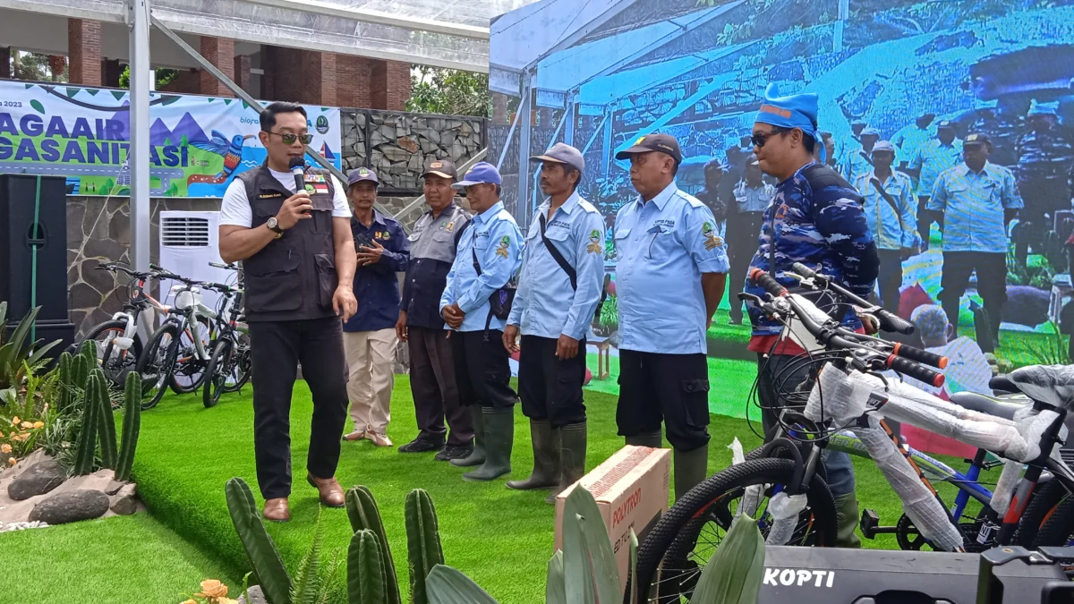 Hari Air Dunia Ke 31, Ridwan Kamil Sawer Sepeda untuk Petugas Pintu Air di Waduk Darma Kuningan