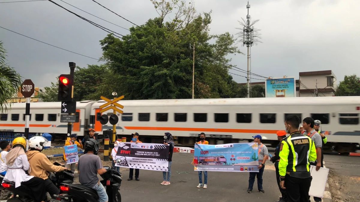 PT KAI Daop 3 Cirebon Bersama IRPS Gelar Sosialisasi Keselamatan di Perlintasan Sebidang