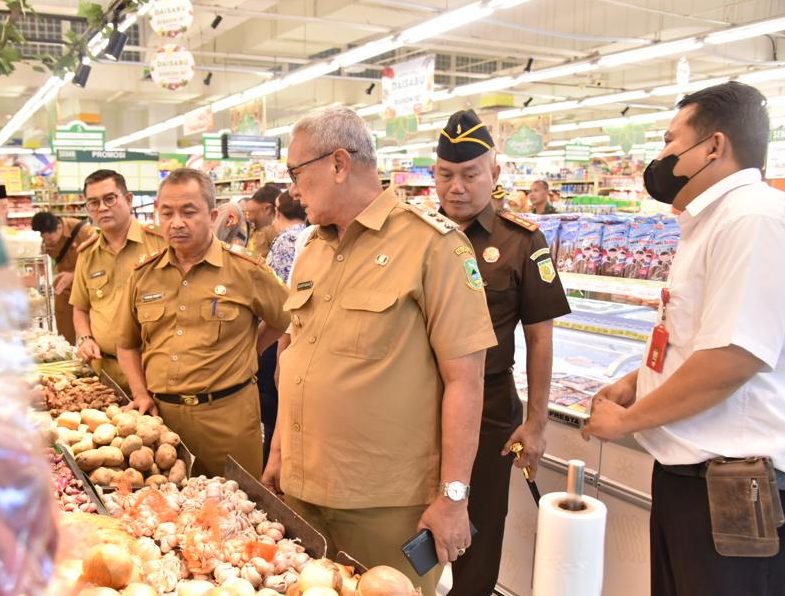 Bupati Kuningan Pantau Harga ke Supermarket, Stok Bahan Pokok Aman