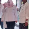 MONITOR: Kadisdik Kota Cirebon Kadini didampingi Ketua Panitia Moh Achyani meninjau langsung pelaksanaan lomba Calistung dan KSN. --FOTO: abdullah/radar cirebon