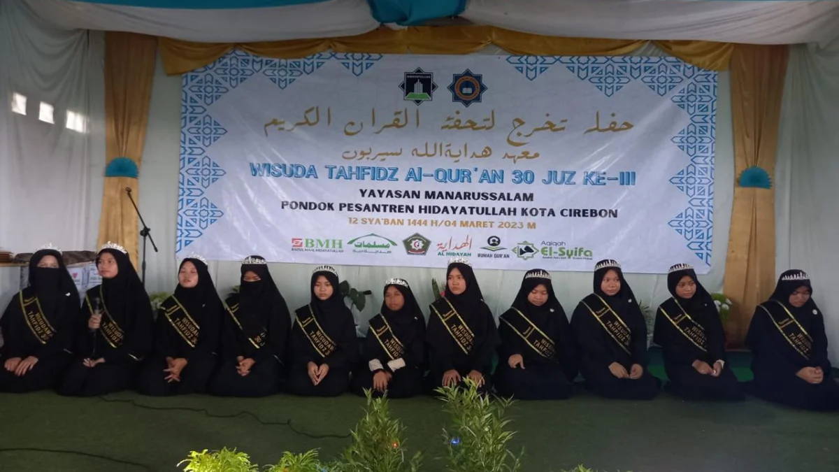 WISUDA: Yayasan Manarussalam Cirebon menggelar wisuda santri yang telah hafal Alquran 30 Juz, Sabtu (4/3/2023). --foto: abdullah/radar cirebon