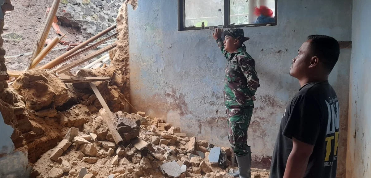Tanah longsor menimpa dua  rumah warga, yakni rumah milik Didi (55) dan Umar (43) di Blok Colom Tengah RT 001/00 Desa Jagasari, Kecamatan Cikijing