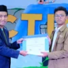 Muhammad Fadhil As-Syamil, siswa MA Al-Hikmah 2 Cirebon berhasil meraih juara 2 lomba fotografi pada kegiatan Al-Multazam Islamic and Creative Competition (Action) tingkat nasional tahun 2023.