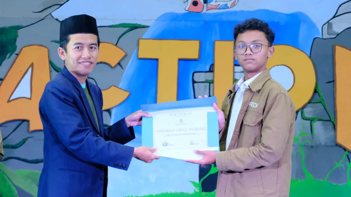 Muhammad Fadhil As-Syamil, siswa MA Al-Hikmah 2 Cirebon berhasil meraih juara 2 lomba fotografi pada kegiatan Al-Multazam Islamic and Creative Competition (Action) tingkat nasional tahun 2023.