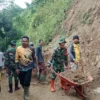 Gotong-royong membersihkan longsoran tanah yang menimpa jalan penghubung Blok Cisaar dengan Blok Jagahayu dan Blok Kubangsari Desa Gununglarang Kecamatan Bantarujeg