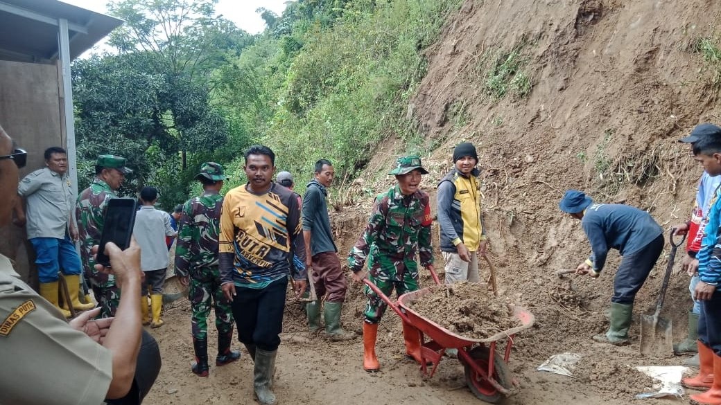 Gotong-royong membersihkan longsoran tanah yang menimpa jalan penghubung Blok Cisaar dengan Blok Jagahayu dan Blok Kubangsari Desa Gununglarang Kecamatan Bantarujeg