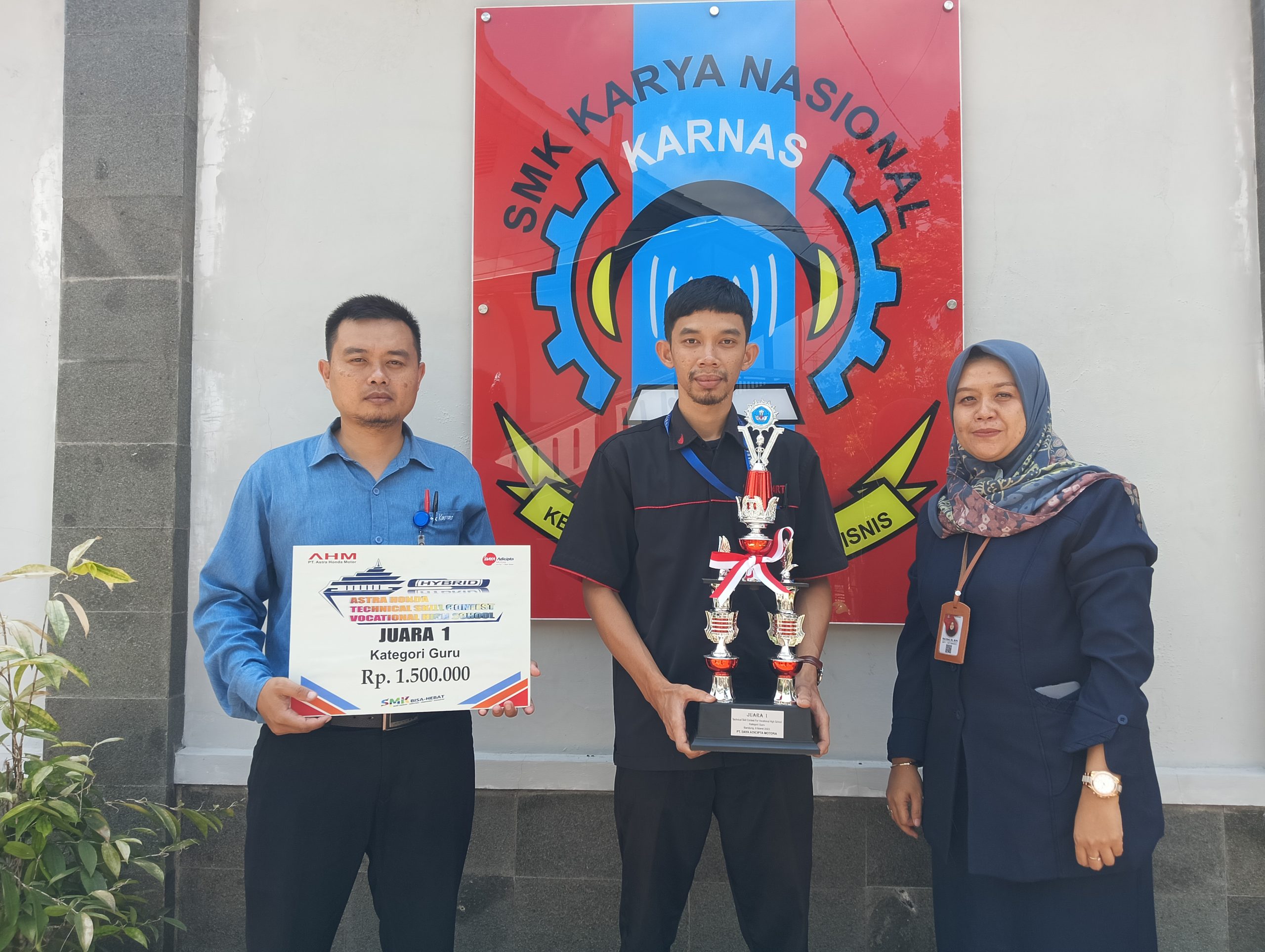Hendrik Firmansah SE (tengah) didampingi kepal SMK Karnas Sindangwangi Rosi Stiati SS MPd (kanan) dan guru SMK Karnas Sindangwangi, Yusuf mendapatkan juara 1 di ajang HTSC tingkat Provinsi Jawa Barat