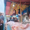 HARGA NAIK. Harga daging ayam potong atau ayam broiler mengalami kenaikan memasuki awal Ramadan tahun ini. Para pedagang mengaku kenaikan harga tersebut sebagai penyesuaian dari suplier yang menaikan harga daging ayam.