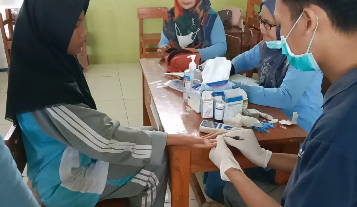 MTs Al-Ishlah di Desa Garawangi Kecamatan Sumberjaya bekerja sama dengan Puskesmas Sumberjaya menggelar skrining kesehatan anak sekolah