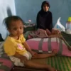 Linda (5), putri dari pasangan Idah (50) dan Ardi (55) warga Blok Senin, RT 18 RW 05, Kelurahan Cigasong, Kecamatan Cigasong, kondisinya memprihatinkan
