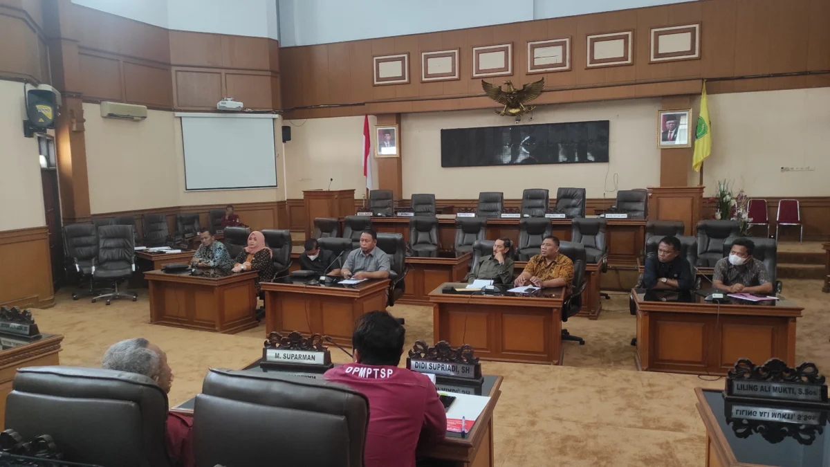 Komisi 1 DPRD Kabupaten Majalengka melaksanakan rapat kerja di ruang paripurna tanpa kehadiran pihak pengembang perumahan, Selasa (28/3)