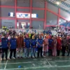 Bupati Cirebon foto bersama undangan dan peserta pada lomba SKJ dan Aerobik Igornas Kabupaten Cirebon 2023.