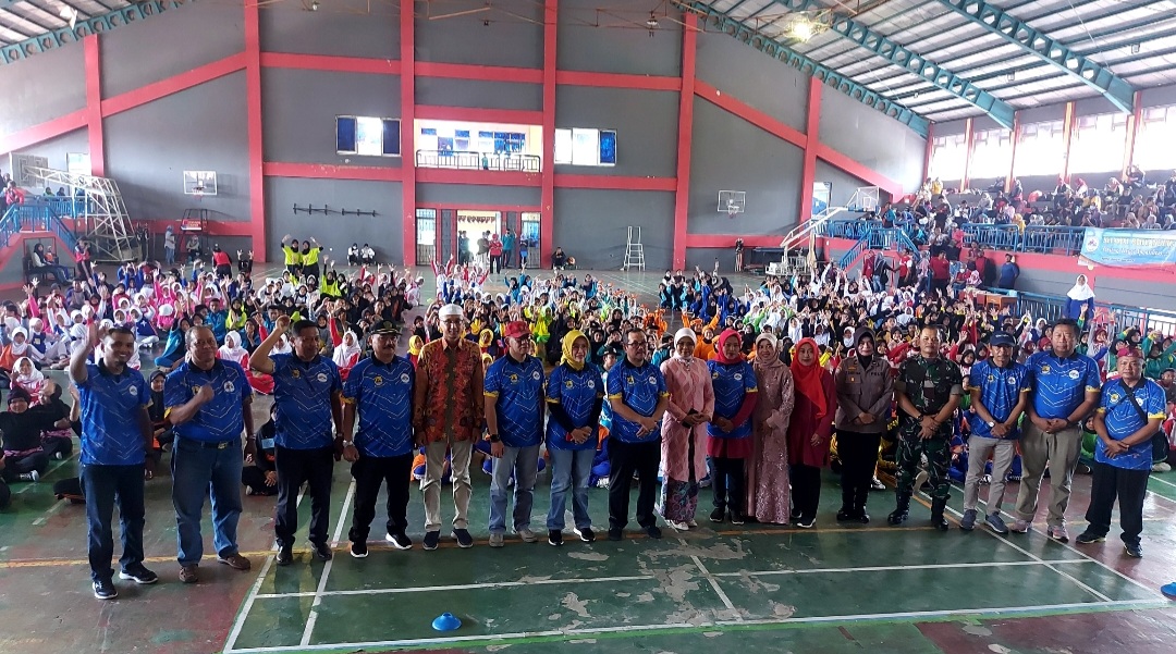 Bupati Cirebon foto bersama undangan dan peserta pada lomba SKJ dan Aerobik Igornas Kabupaten Cirebon 2023.