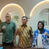 Sekda Kota Cirebon Agus Mulyadi, Walikota Cirebon Nashrudin Azis (tengah) dan Ketua KONI Kota Cirebon Hj Wati Musilawati siap mencairkan bonus medali Porprov Jabar 2022.