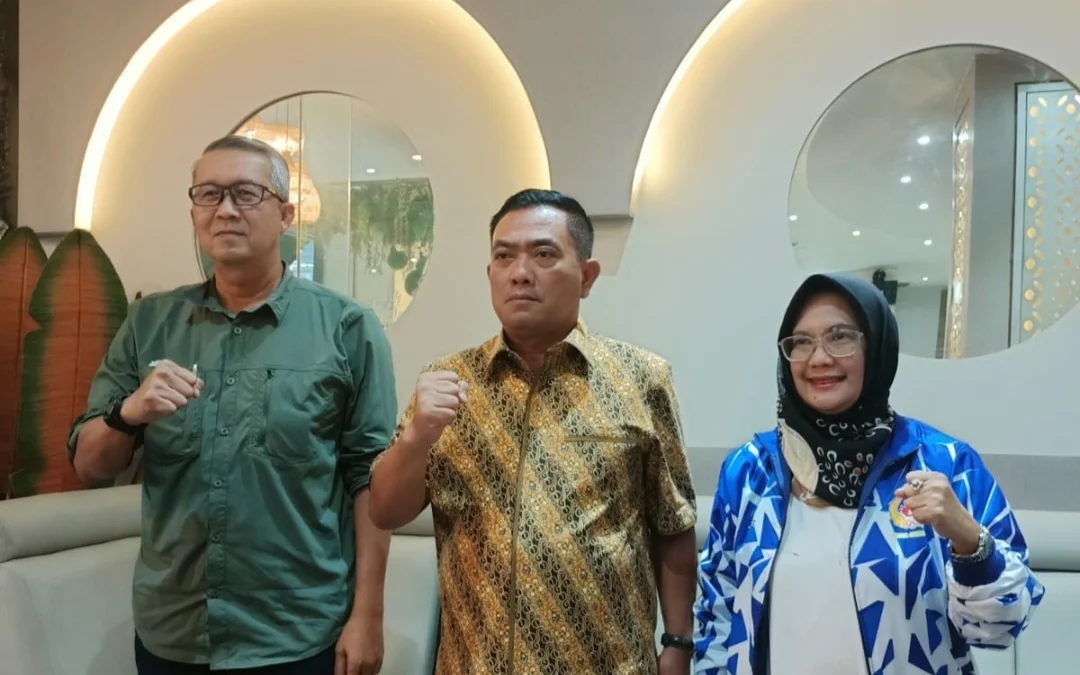 Sekda Kota Cirebon Agus Mulyadi, Walikota Cirebon Nashrudin Azis (tengah) dan Ketua KONI Kota Cirebon Hj Wati Musilawati siap mencairkan bonus medali Porprov Jabar 2022.
