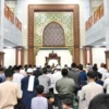 Ramadhan Tiba, Masyarakat Kuningan Antusias Shalat Tarawih di Masjid Agung Syiarul Islam