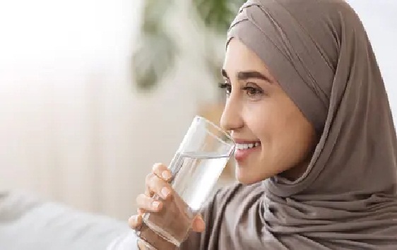 Wajib Tahu! Ini Dia Tips Aturan Minum Air Putih 8 Gelas Perhari Saat Puasa Ramadhan