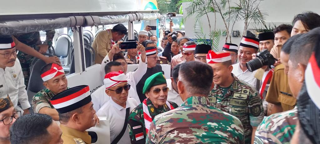 Habib Luthfi disambut walikota Cirebon di Balaikota Cirebon pada acara Kirab Budaya Merah Putih, Senin 6 Maret 2023. --FOTO: ABDULAH/RADAR CIREBON