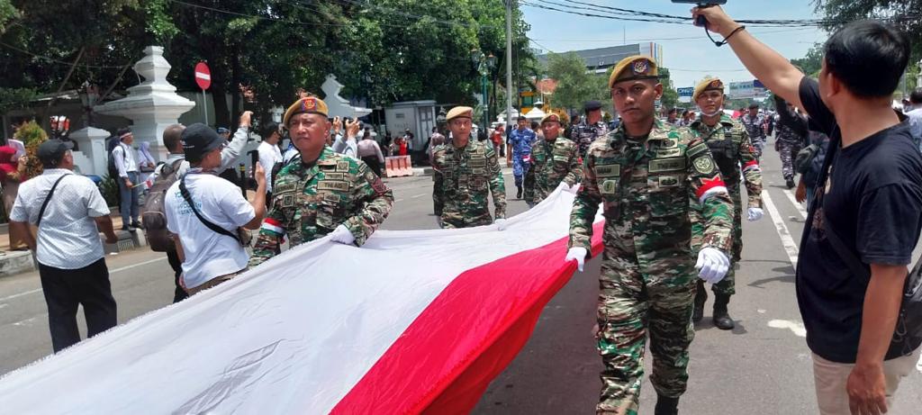 Bendera 500 meter dibentangkan pada acara Kirab Budaya Merah Putih di Kota Cirebon, Senin 6 Maret 2023. --FOTO: ABDULAH/RADAR CIREBON