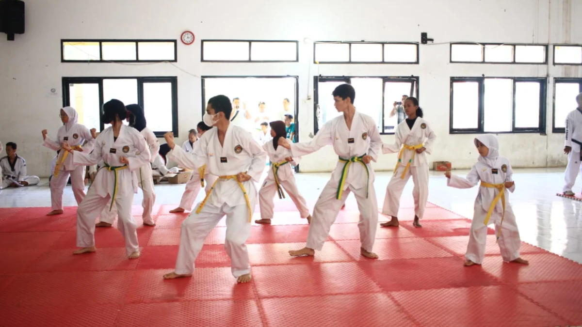 Taekwondo Indonesia atau TI Kota Cirebon gelar UKT atau ujian kenaikan tingkat. Kegiatan tersebut digelar pada hari Minggu 19 Maret 2023. --FOTO: TI FOR RADAR CRIEBON