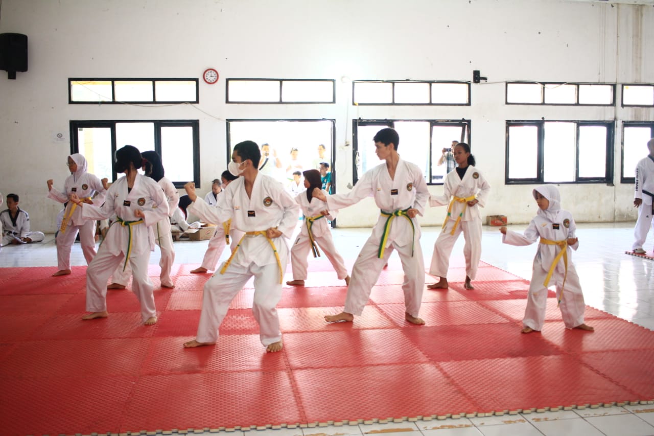 Taekwondo Indonesia atau TI Kota Cirebon gelar UKT atau ujian kenaikan tingkat. Kegiatan tersebut digelar pada hari Minggu 19 Maret 2023. --FOTO: TI FOR RADAR CRIEBON