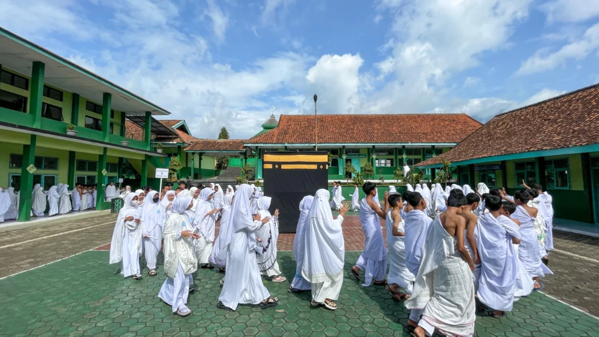 ANTUSIAS Siswa dan Guru MTs Negeri 3 Kuningan Ikut Latihan Manasik Haji
