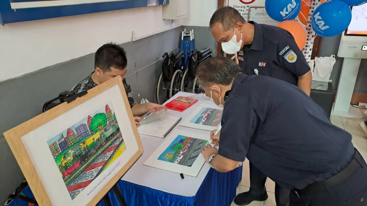 Pemuda Autistik Bisa jadi Pelukis Hebat. Lukisan Rafi Meriahkan Angkutan Lebaran di Stasiun Cirebon