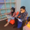 Bosan Nunggu Kedatangan Kereta?. KAI Daop 3 Cirebon Hadirkan Pojok Baca di Stasiun Cirebon