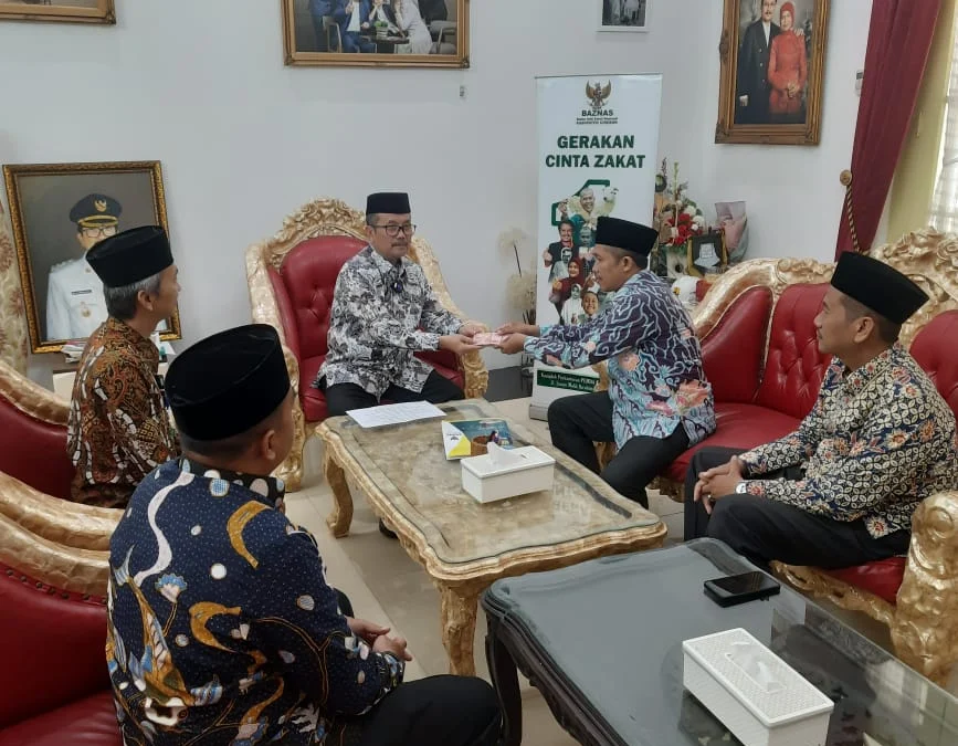 Bupati Tunaikan Zakat Mal. Baznas Kabupaten Cirebon Siap Jemput Zakat