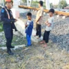 Daop 3 Cirebon Terus Ingatkan Larangan Masyarakat Melakukan Aktivitas Di Sekitar Jalur Kereta Api