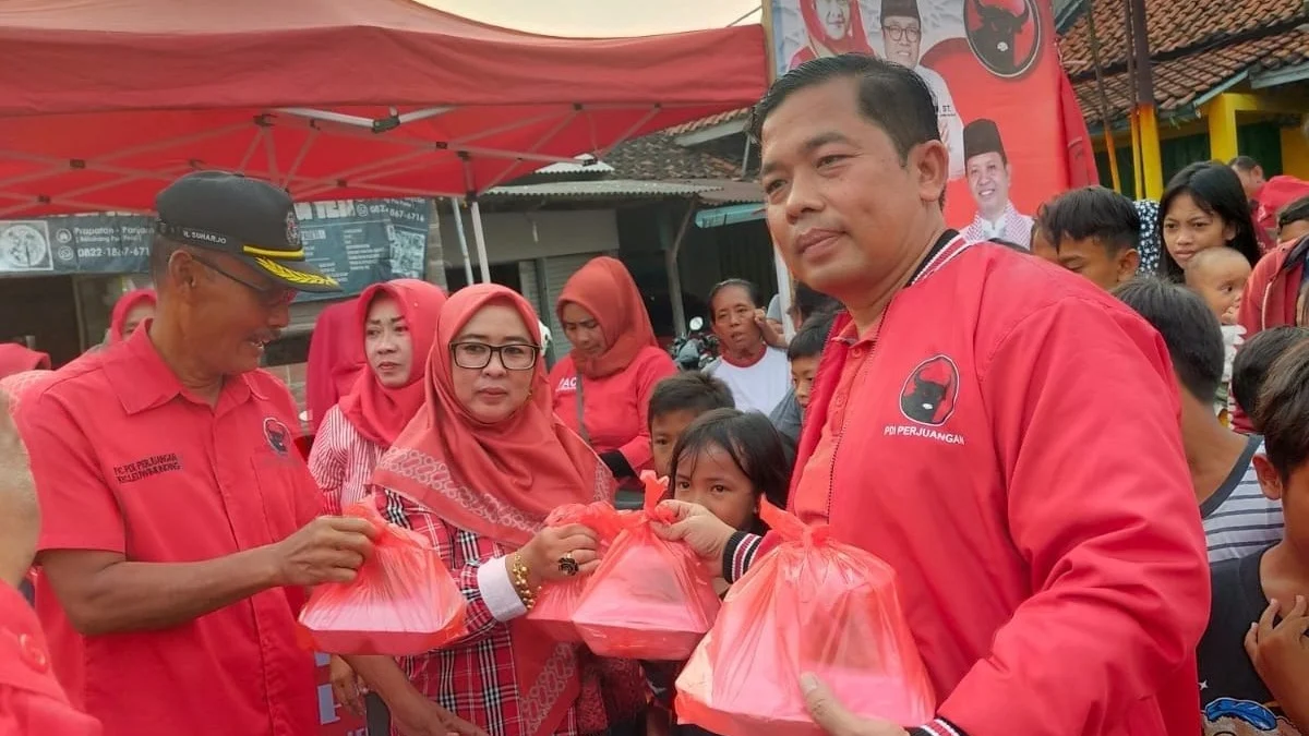 Ketua PAC PDIP Sumberjaya Ir H Hamzah Nasyah ikut turun langsung membagikan ratusan paket takjil kepada masyarakat